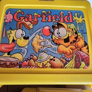 Vintage  lunch box  garfied